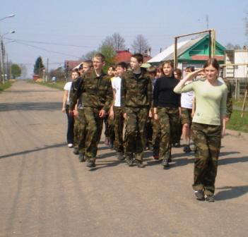 Шумерлинские школьники готовятся к параду Победы, оттачивая мастерство строевого шага